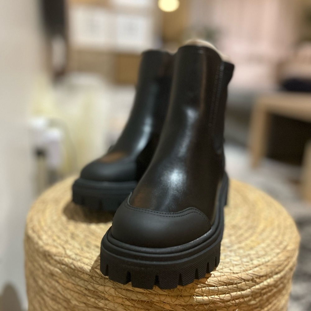 Calvin Klein Chelsea Booties‼️SALE‼️